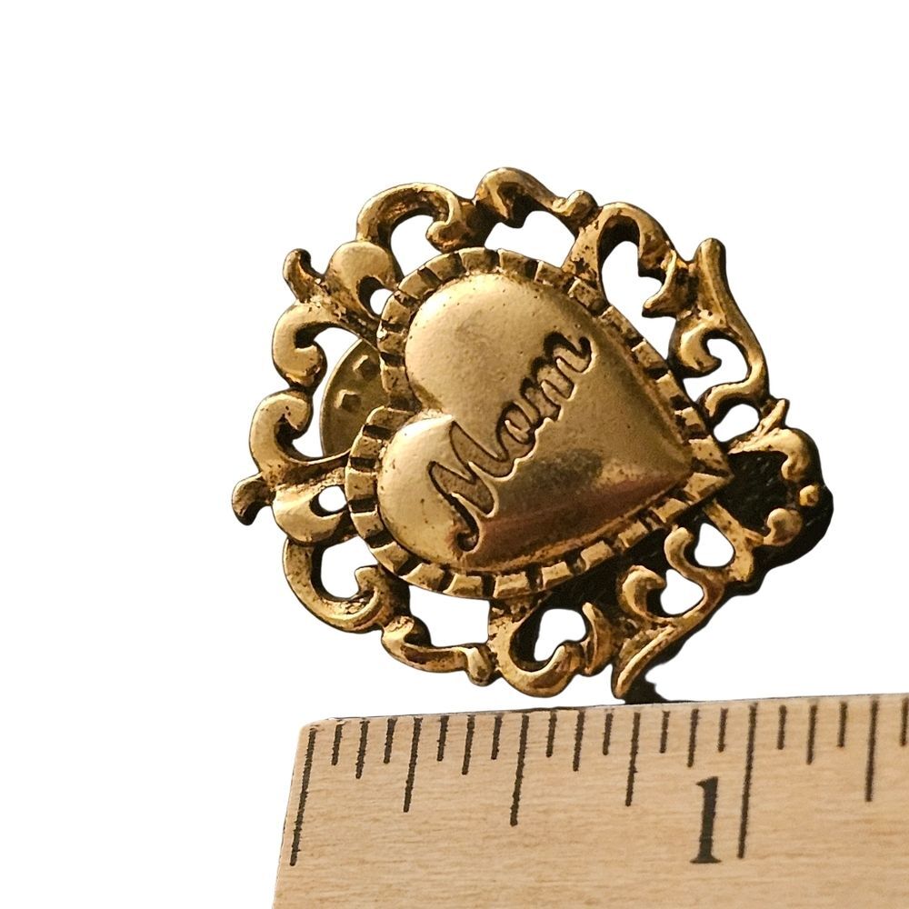 vintage gold-tone "Mom" heart pin (brooch) Pin